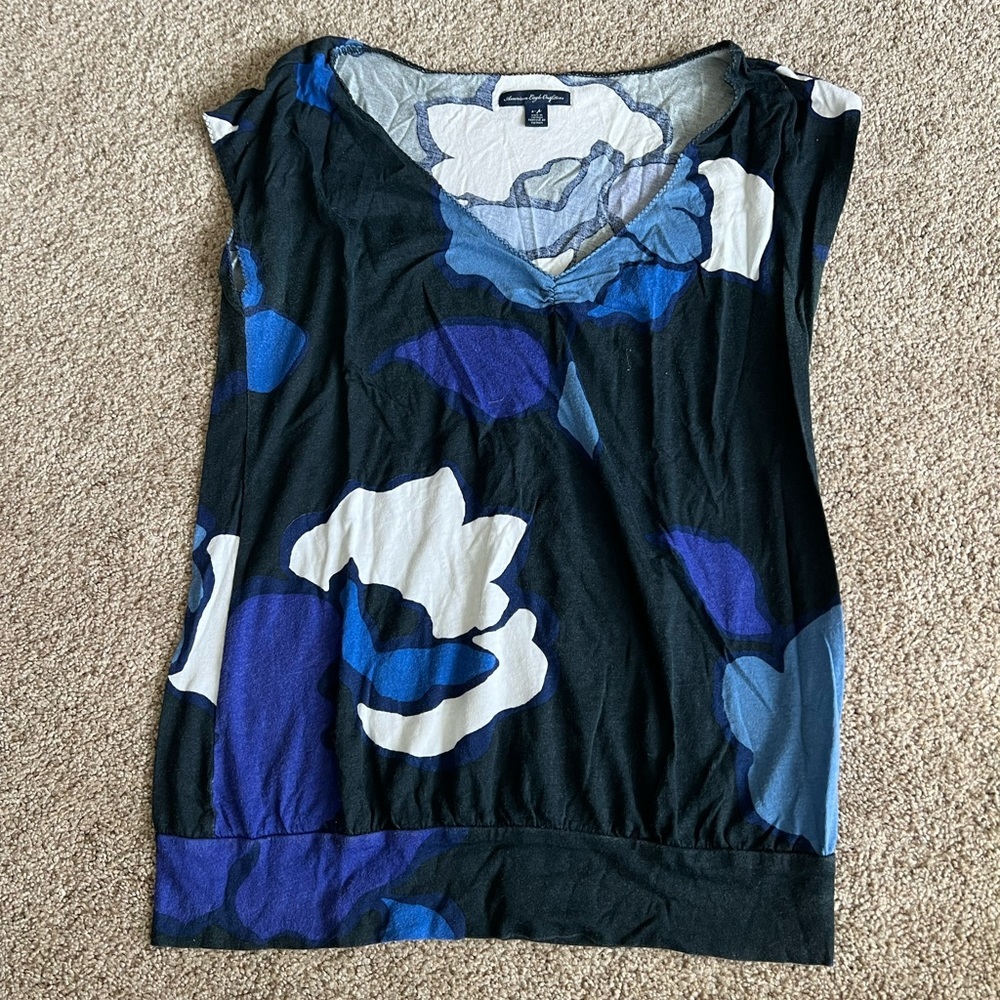 American Eagle navy blue floral t shirt size small